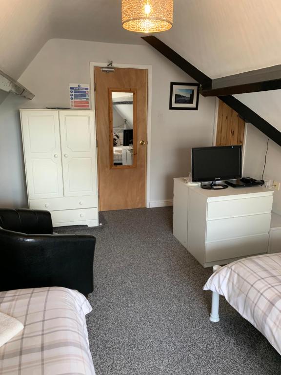 Launceston Villa room 2